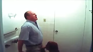 Jauna blondinė su šu ...