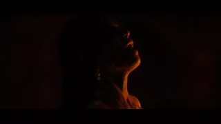 Brunetė, vilkinti ap ...