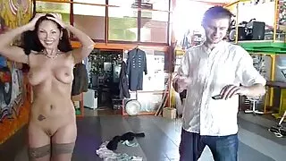 Gražuolė su surištom ...