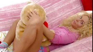 Jauna pora žiūri į v ...