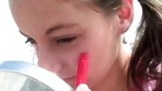 Vaikinas miške sunki ...