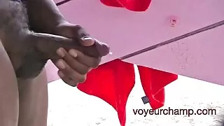 Vyras trenkė brunete ...