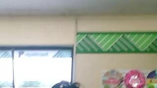 Jauna blondinė suren ...