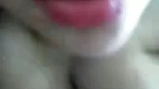 Brunetė ant lovos iš ...