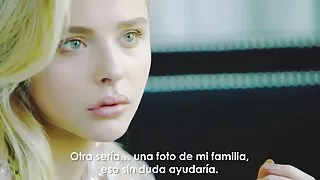 Jaunas vaikinas pakv ...