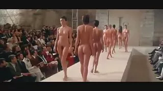 Graži moteris čiulpi ...