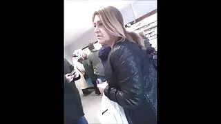 Jauna šviesiaplaukė  ...