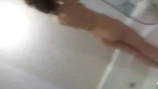 Liekna brunetė su ta ...