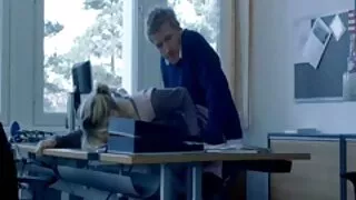 Liekna mergina su ak ...
