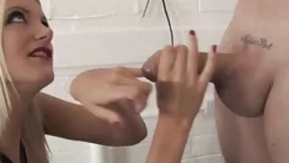 Vaikinas dulkina jau ...