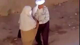 Liekna jauna moteris ...